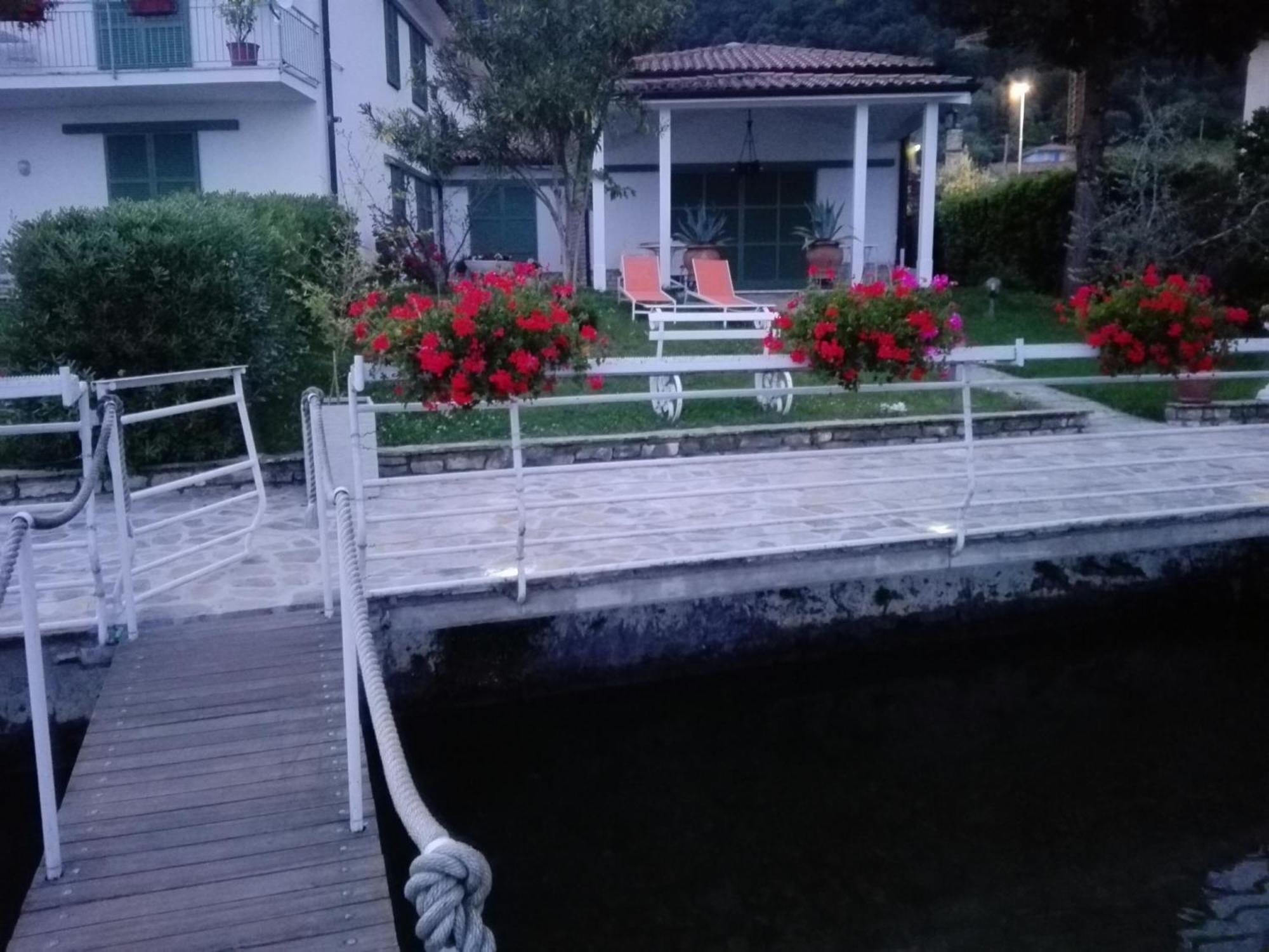 Villa Anastasye Your Lakefront Vacation Rental Predore Værelse billede